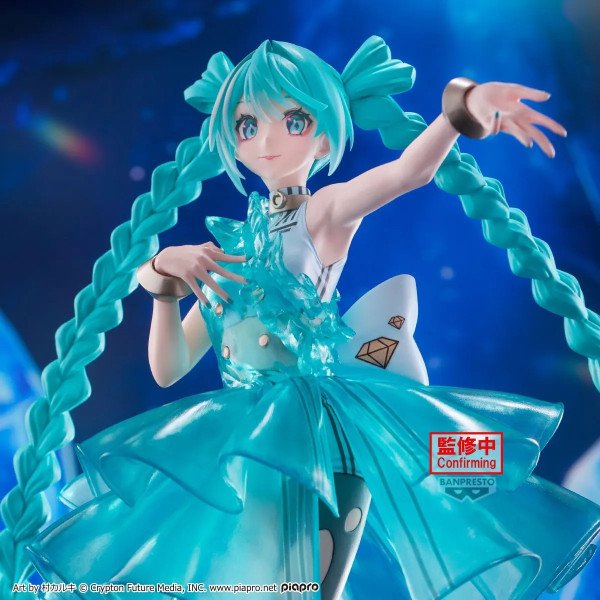 Figurine Hatsune Miku Emerald Gem Clearluxe Banpresto vue laterale avec robe effet cristal et socle transparent.