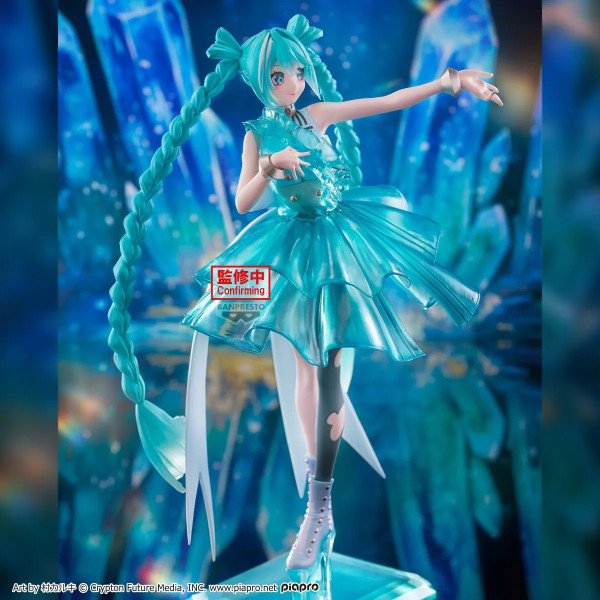 Detail de la figurine Hatsune Miku Emerald Gem Clearluxe Banpresto mettant en avant la robe translucide effet cristal.
