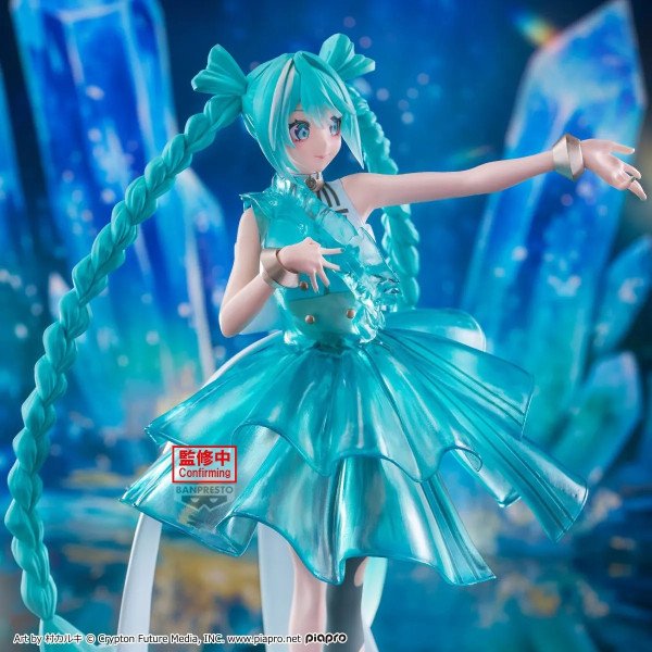Zoom sur la texture translucide de la robe de la figurine Hatsune Miku Emerald Gem Clearluxe par Banpresto.