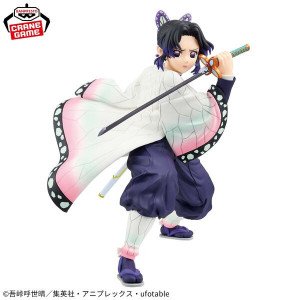 Statue Shinobu Kocho en position de combat avec katana et haori papillon collection Maximatic Demon Slayer par Banpresto.