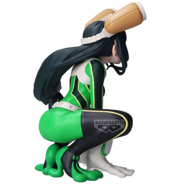 Detail arriere de Tsuyu Asui en costume hero vert montrant les finitions de la figurine Glitter and Glamours.