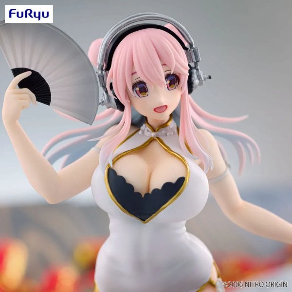 Gros plan sur le visage de Super Sonico avec casque audio et robe china dress version blanche par FuRyu.