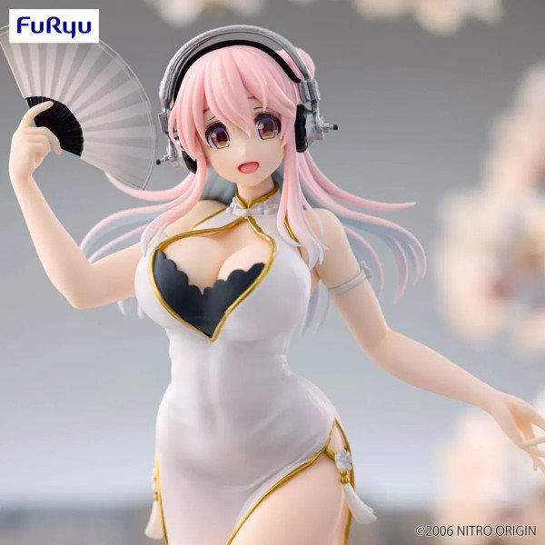 Portrait figurine Super Sonico en tenue qipao blanche avec eventail collection Trio Try It.