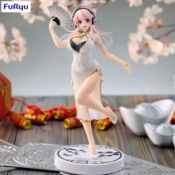 Figurine Super Sonico en robe chinoise blanche tenant un eventail collection Trio Try It par FuRyu.