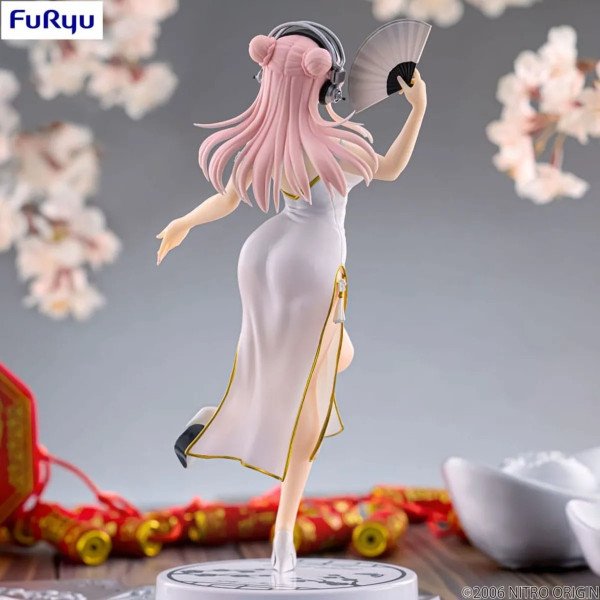 Vue arriere figurine Super Sonico Trio Try It White China Dress montrant la chevelure rose et la coupe de la robe.