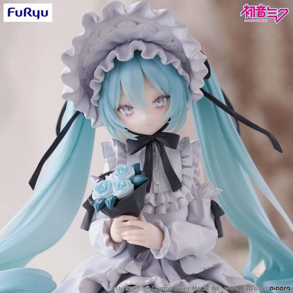 Detail visage figurine Hatsune Miku Noodle Stopper Vintage Doll Style tenant un bouquet de roses bleues.