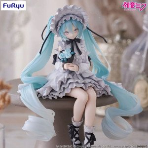 Figurine Hatsune Miku Noodle Stopper Vintage Doll Style assise sur un support dans une ambiance vintage.