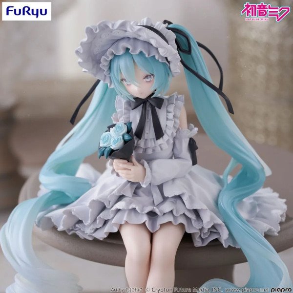 Detail figurine Hatsune Miku Vintage Doll Style mettant en avant la robe a volants et le style victorien.