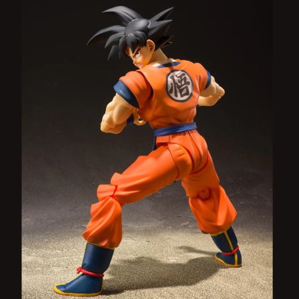 Vue arrière de la figurine Son Goku S.H. Figuarts avec kanji sur le gi, posture de combat – Dragon Ball Z (Bandai Spirits).