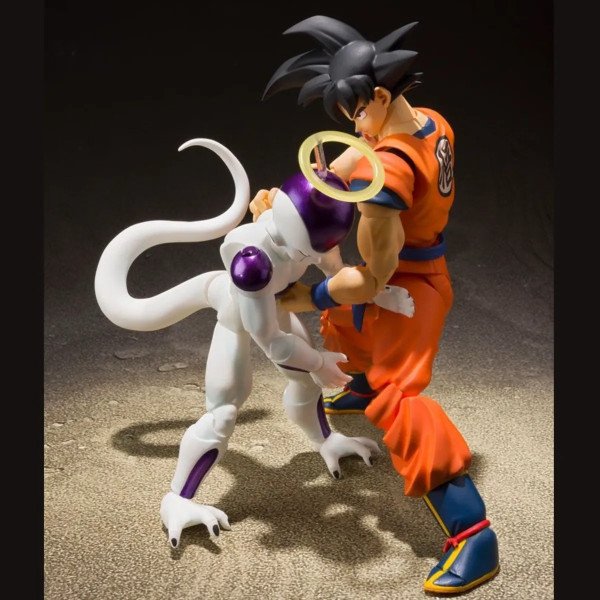 Mise en scène de combat : Son Goku S.H. Figuarts maîtrisant Freezer, rendu dynamique – Dragon Ball Z (Bandai Spirits).