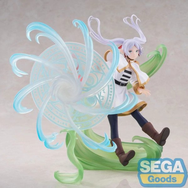 Statuette PVC FIGURIZMa Frieren SEGA Goods – “The Heights of Magic” – vue complète de face avec effets magiques.