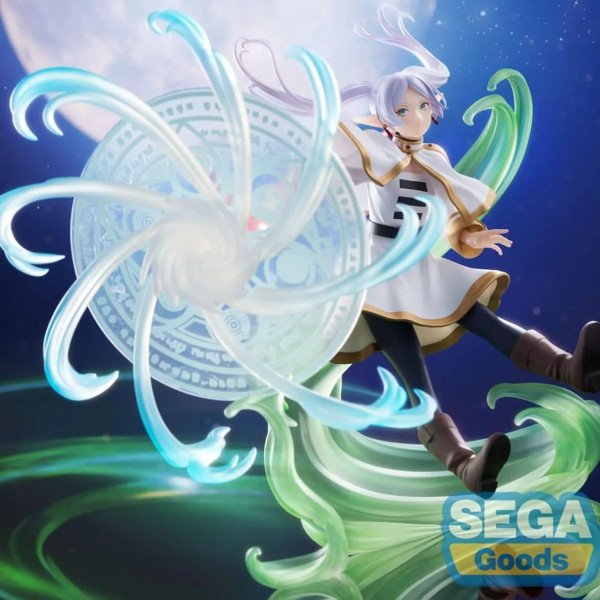 Statuette PVC FIGURIZMa Frieren SEGA Goods – scène nocturne avec lune, effets magiques bleus et verts.