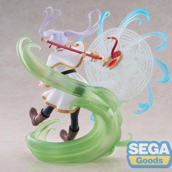 Vue arrière de la statuette Frieren FIGURIZMa SEGA Goods – dos, bâton et effets magiques translucides.