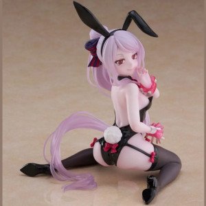 Figurine Shalltear Bloodfallen Bunny Ver. (Overlord) assise, vue trois-quarts arrière gauche, tenue bunny noire et queue.
