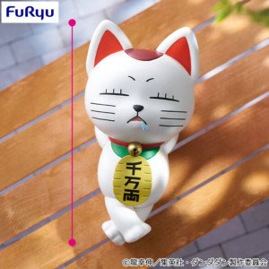 Figurine Noodle Stopper Turbo Granny (beckoning cat) Dandadan par FuRyu, vue packshot inclinée sur fond blanc. 2