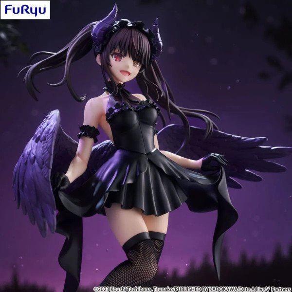 Statuette PVC BiCute Dark Kurumi Tokisaki (Date A Live V), vue trois-quarts avec robe noire et ailes déployées.