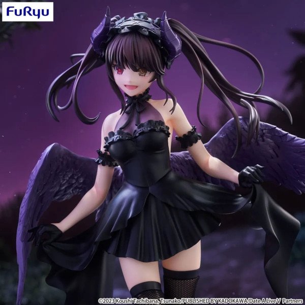 Détail du buste de la statuette PVC BiCute Dark Kurumi Tokisaki (Date A Live V), tenue noire et ailes violettes.