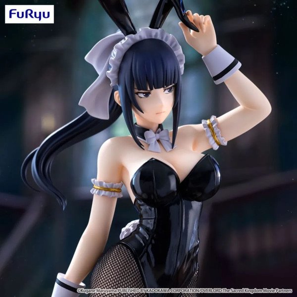 Détail du buste de la statuette PVC BiCute Bunnies Narberal (Overlord), vue trois-quarts en costume bunny noir.
