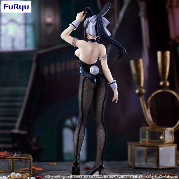 Dos de la statuette PVC BiCute Bunnies Narberal (Overlord) en mise en scène, avec tenue bunny et queue blanche.