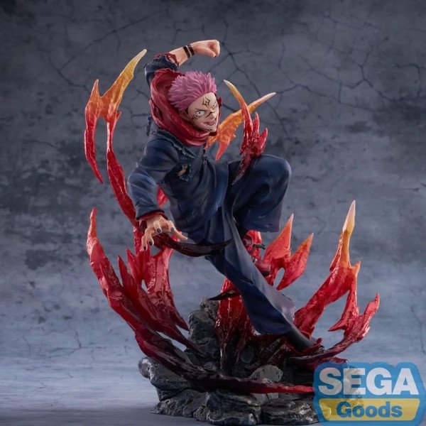 Statuette PVC FIGURIZMa Sukuna (Jujutsu Kaisen) par Sega, en pose d’attaque avec effets rouges, vue de face.