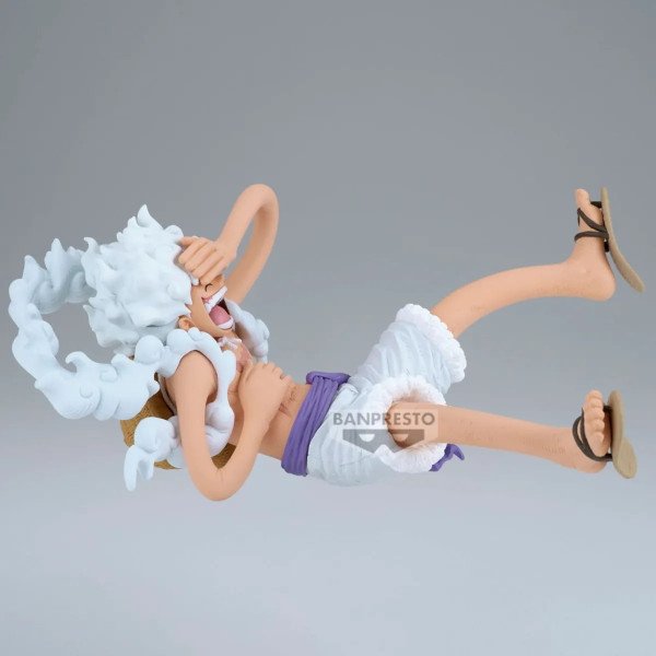 Figurine King of Artist Monkey D. Luffy Gear 5 (One Piece) Banpresto, vue de profil droit position allongée cheveux nuageux.