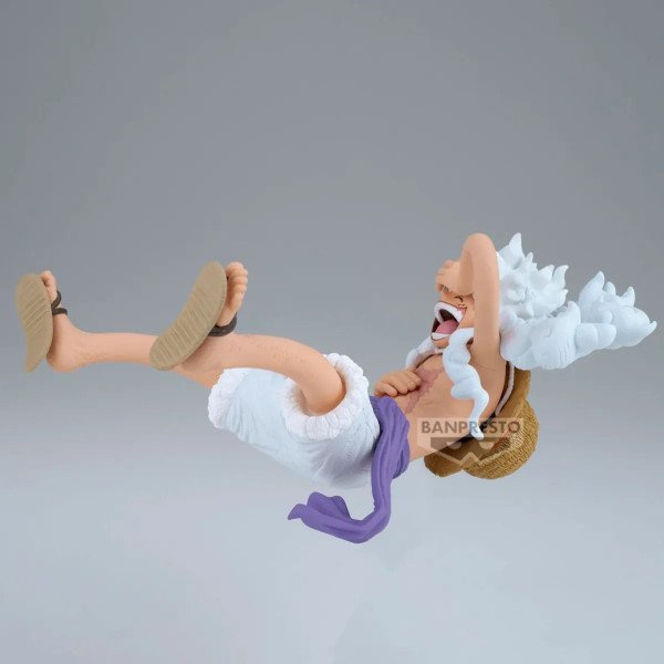 Figurine King of Artist Monkey D. Luffy Gear 5 (One Piece) de Banpresto, vue trois-quarts droit en posture flottante.