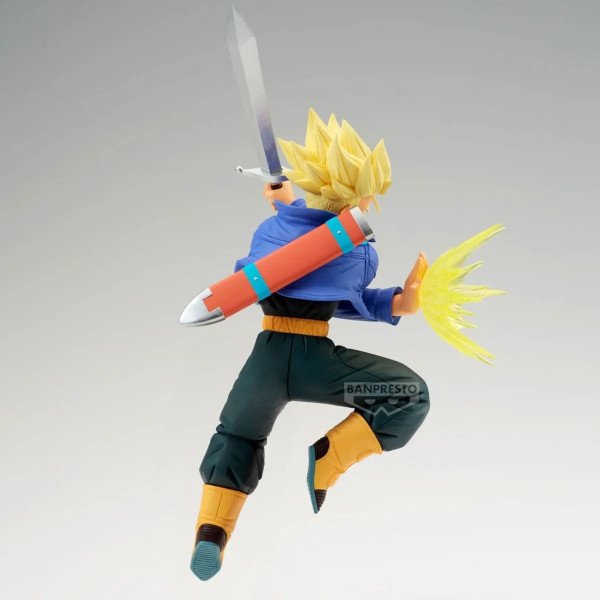 Figurine G x Materia Trunks (Dragon Ball Z) Banpresto, vue arrière avec fourreau, épée et effet jaune.