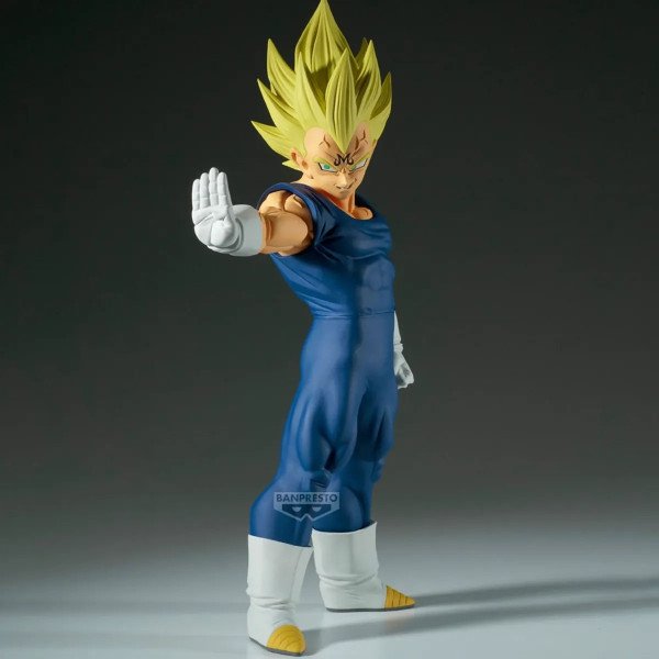 Figurine Grandista Majin Vegeta (Dragon Ball Z) Banpresto, vue trois-quarts gauche sur fond noir.