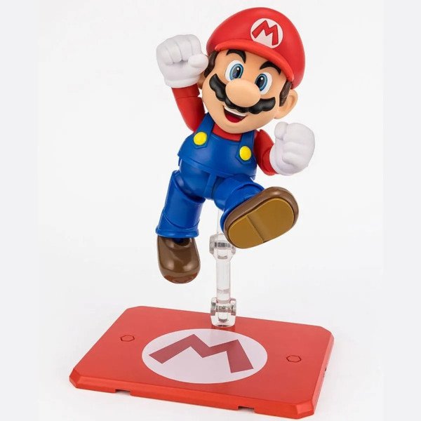 Figurine S.H. Figuarts Mario (Super Mario), pose saut sur socle rouge avec logo M.
