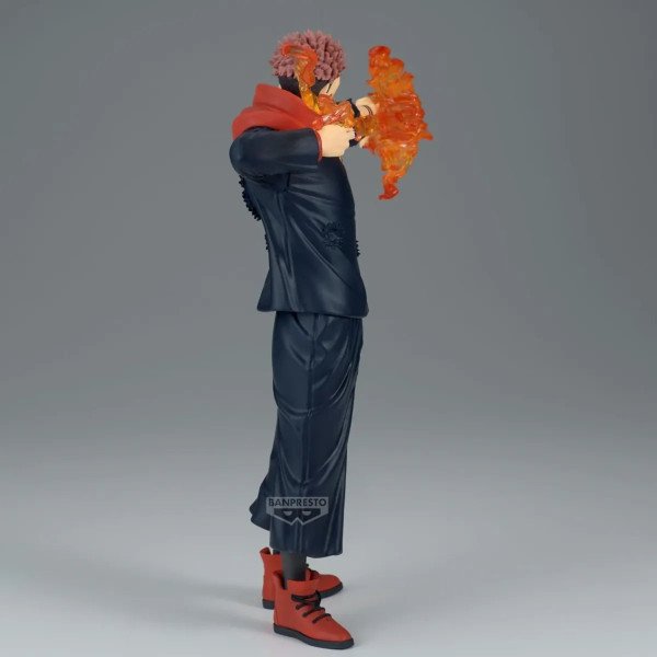 Figurine Maximatic Plus Sukuna (Jujutsu Kaisen) Banpresto, profil gauche avec effet de feu.