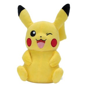 Peluche Pikachu Winking (Pokémon) Jazwares, vue de face avec clin d'œil et sourire.