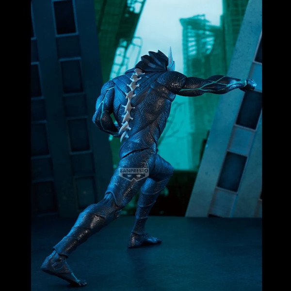 Figurine Grandista Kafka Hibino (Kaiju No.8) Banpresto, vue arrière en course ambiance bleutée.