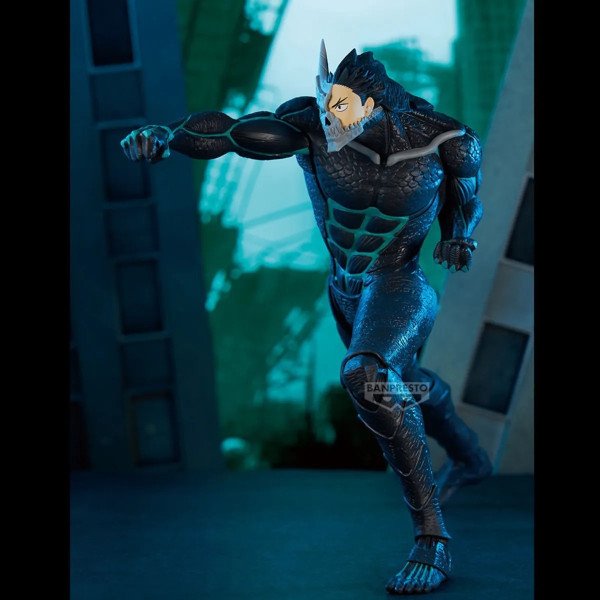 Figurine Grandista Kafka Hibino (Kaiju No.8) Banpresto, vue de profil en course ambiance bleutée.