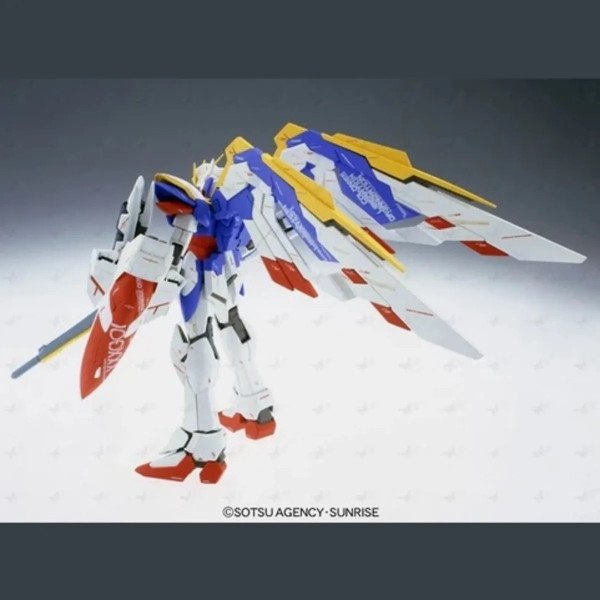 Gunpla MG 1/100 Wing Gundam Ver. Ka Bandai, vue arriere trois-quarts avec ailes.