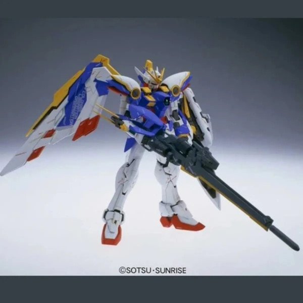 Gunpla MG 1/100 Wing Gundam Ver. Ka Bandai, en pose avec fusil et ailes deployees.