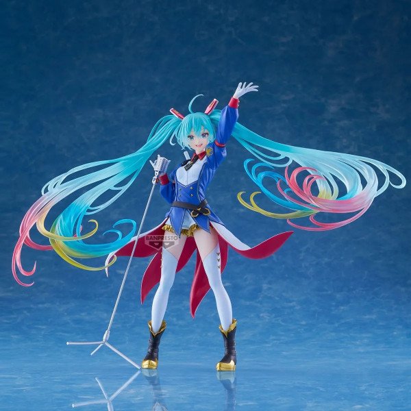 Figurine Hatsune Miku Gundam x Miku Banpresto Evolve, vue de face sur fond bleu avec longues couettes colorées.