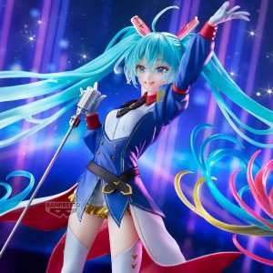 Figurine Hatsune Miku Gundam x Miku Banpresto Evolve en mise en scène lumineuse, pose de concert avec microphone. 2