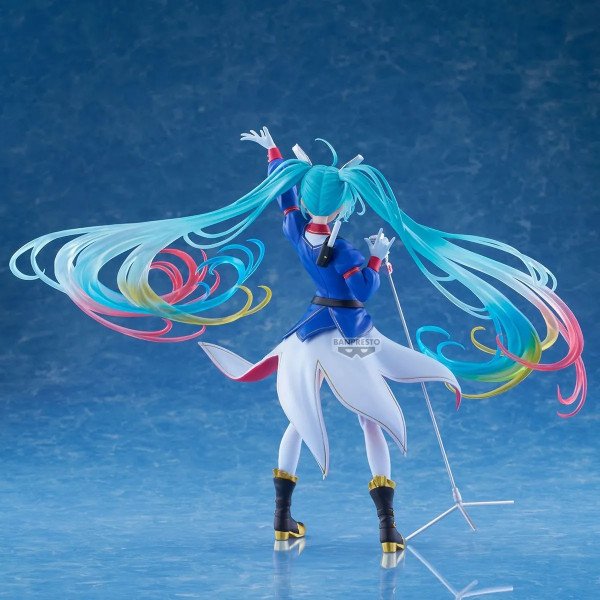 Figurine Hatsune Miku Gundam x Miku Banpresto Evolve, vue de dos avec longues couettes et costume de scène.