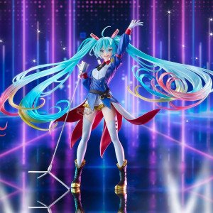 Figurine Hatsune Miku Gundam x Miku Banpresto Evolve en mise en scène lumineuse, pose de concert avec microphone.