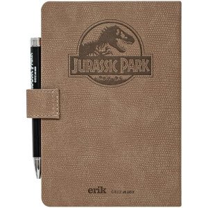Carnet premium A5 Jurassic Park vue de face avec couverture effet peau de dinosaure et stylo. 2