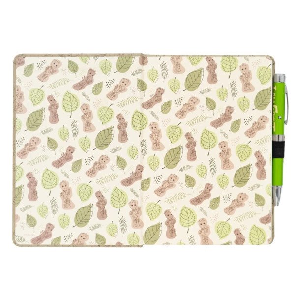 Intérieur du carnet premium A5 Marvel Groot avec motif Groot et feuilles, stylo vert inclus.