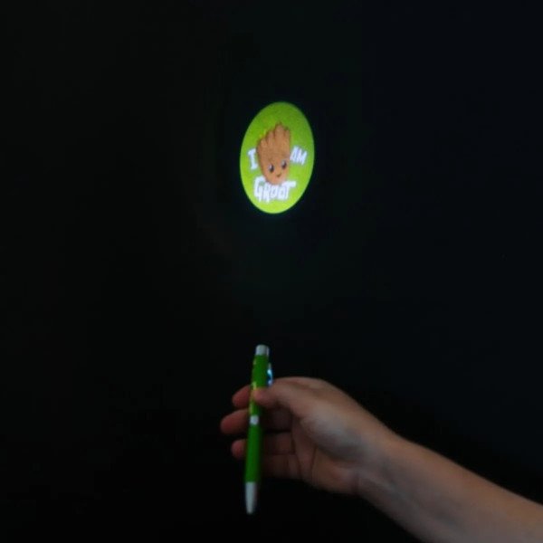 Stylo projecteur Marvel Groot projetant le logo I Am Groot dans l’obscurité.