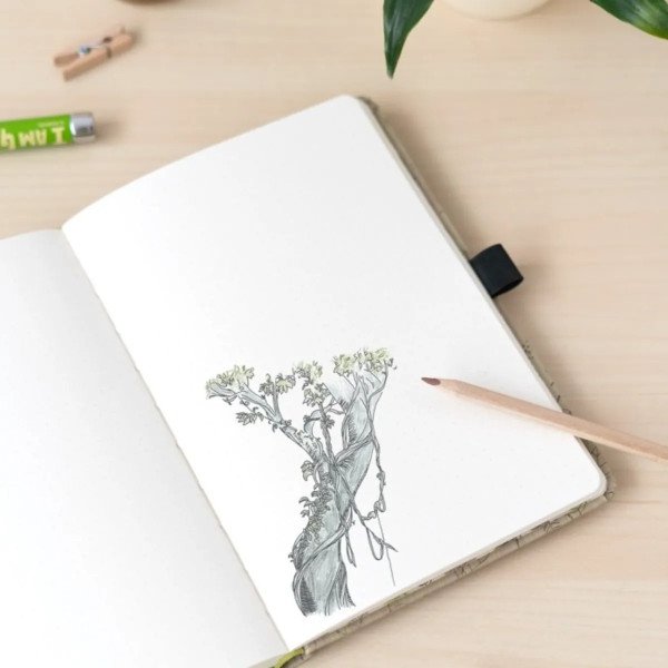 Carnet premium A5 Marvel Groot ouvert sur bureau avec intérieur décoré et emplacement pour notes.