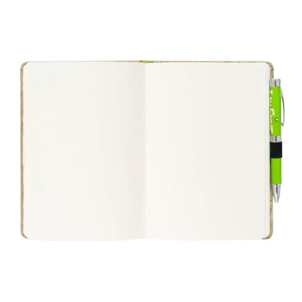 Carnet premium A5 Marvel Groot ouvert sur ses pages pointillées avec stylo projecteur vert.