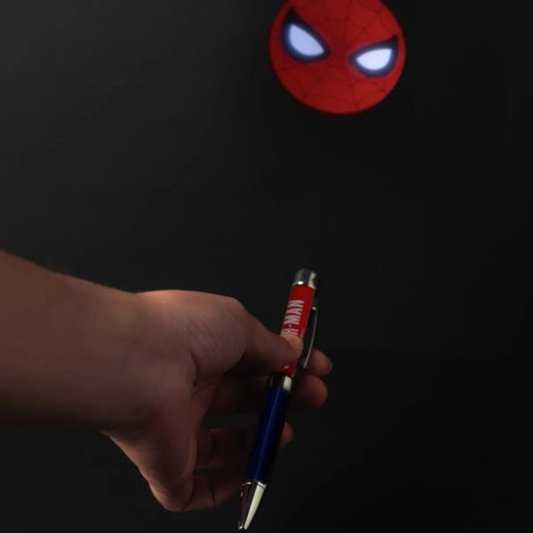 Stylo projecteur Marvel Spider-Man projetant le masque de Spider-Man dans l’obscurité.