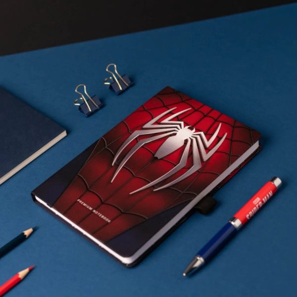 Carnet premium A5 Marvel Spider-Man avec stylo projecteur, pose sur bureau avec couverture relief.