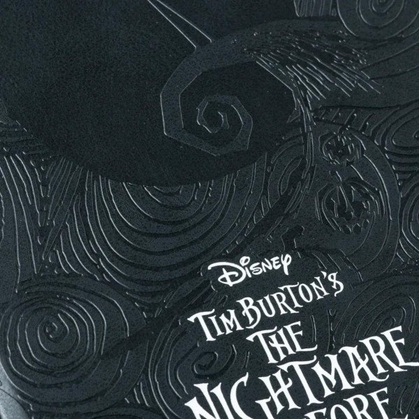 Gros plan sur la couverture embossée du carnet premium Disney L'Étrange Noël de Mr Jack.