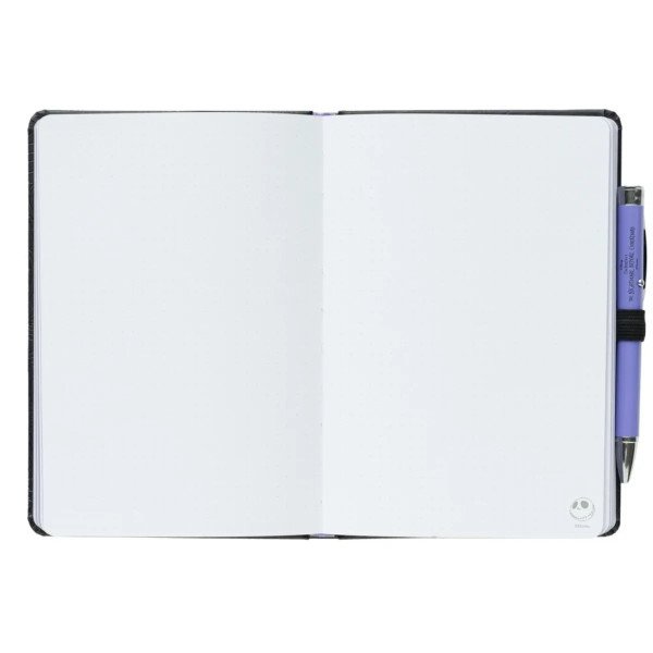 Carnet premium A5 L'Étrange Noël de Mr Jack ouvert sur des pages pointillées avec stylo projecteur.