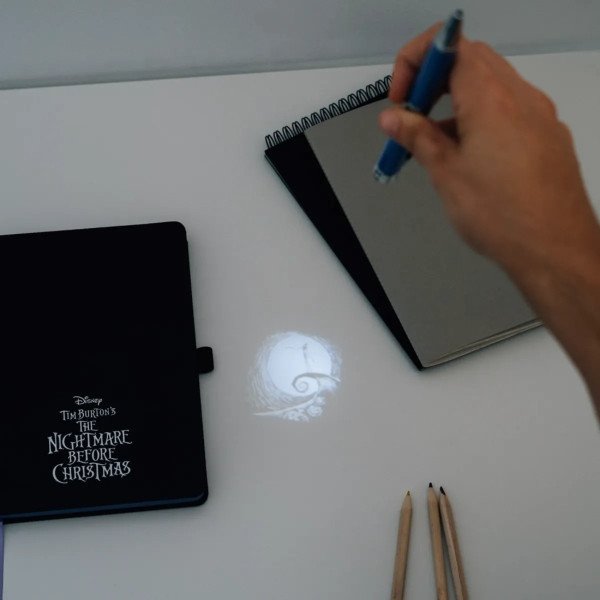 Stylo projecteur Disney L'Étrange Noël de Mr Jack projetant une image de Jack Skellington.