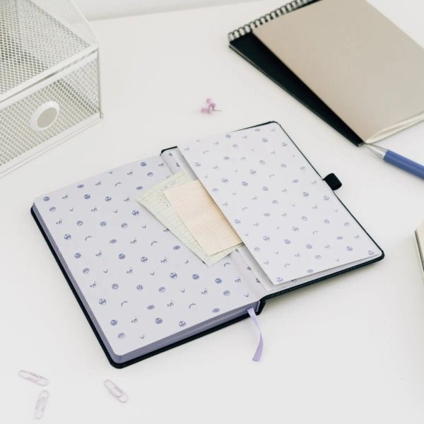 Intérieur du carnet premium A5 L'Étrange Noël de Mr Jack avec pochettes de rangement et feuilles décorées.